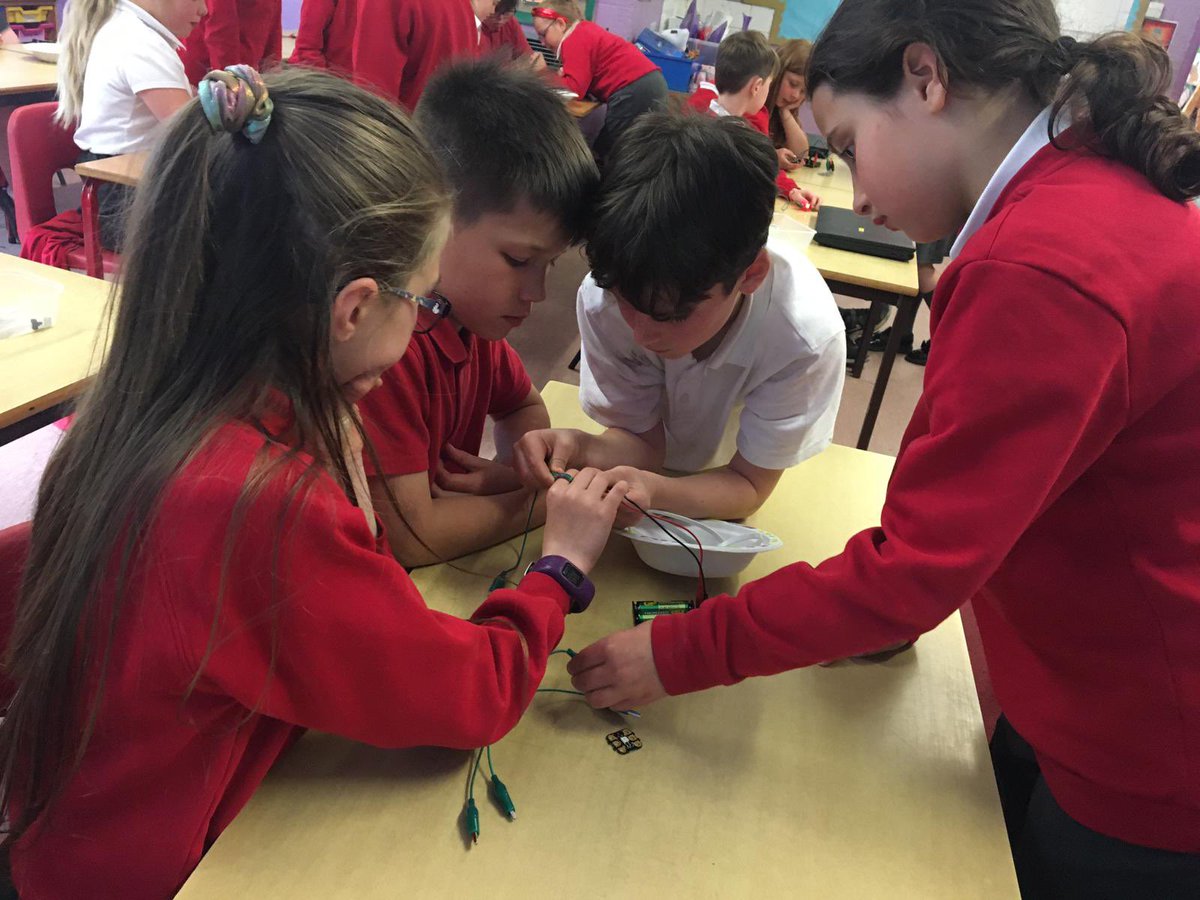 Ysgolbodalaw's tweet photo. Dosbarth Pryderi a Bendigeidfran yn mwynhau Gweithdy rhaglennu ‘Crumble’💻Diolch @Technocamps #wythnosSTEM https://t.co/ha6vA0x2Uw