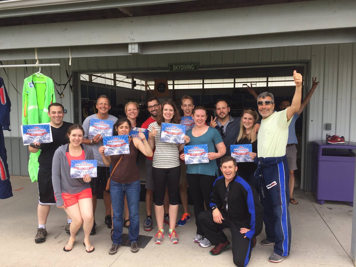 HuschBlackwell's tweet image. Happy #ThrowbackThursday from our Wisconsin-based Summer Associate program! This group from our 2016 class went sky diving and our @JSDiedrich said it was one of his favorite and most vivid experiences from the program. #TBThursday #HBSummerProgram