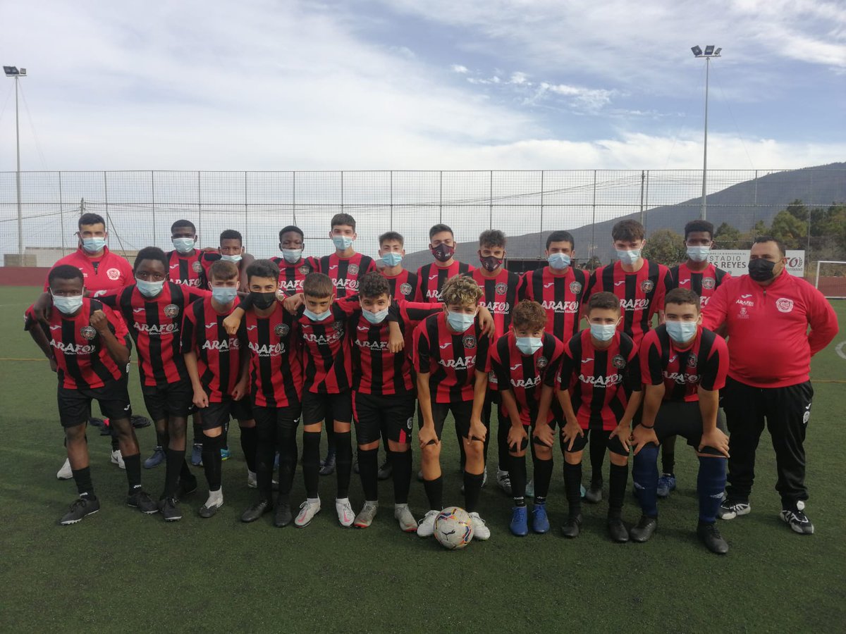EArafero's tweet photo. 📢 Seguimos con partidazos en el 🏟️ Blas Reyes... En esta ocasión tocó vivir una tarde muy especial.
Era el turno de los mayores de la #EFUniónArafoAux
Un combinado del Cadete y el Juvenil de la #Escuela se enfrentaba a un equipo del Recurso para Menores Migrantes DEMENA Areca 💪 https://t.co/gGaJfFTlHl