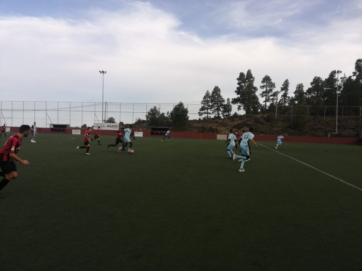 EArafero's tweet photo. 📢 Seguimos con partidazos en el 🏟️ Blas Reyes... En esta ocasión tocó vivir una tarde muy especial.
Era el turno de los mayores de la #EFUniónArafoAux
Un combinado del Cadete y el Juvenil de la #Escuela se enfrentaba a un equipo del Recurso para Menores Migrantes DEMENA Areca 💪 https://t.co/gGaJfFTlHl