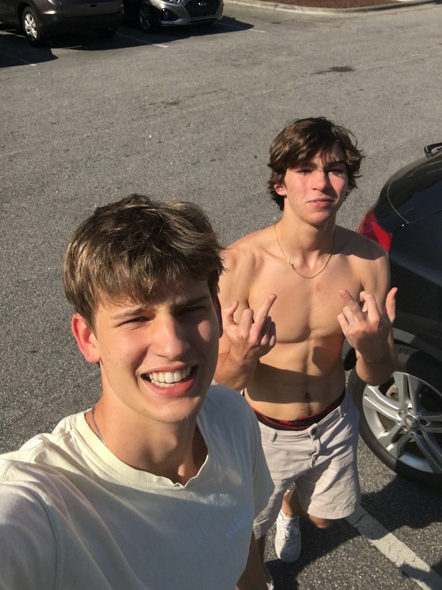 StrappingWaping's tweet photo. logan came to get “ice” from parkers car. little dod he know there was no ice 2-1 @gh_nerf https://t.co/NJbOll3nZg