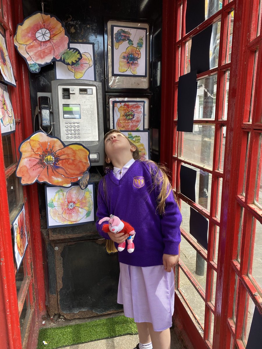 Today after school we went to have a look at year 2 poppies art work,being displayed in a phone box in Rochester. @EpsTopaz @SapphireEPS <a href="/PrimaryElaine/">Elaine Primary</a>