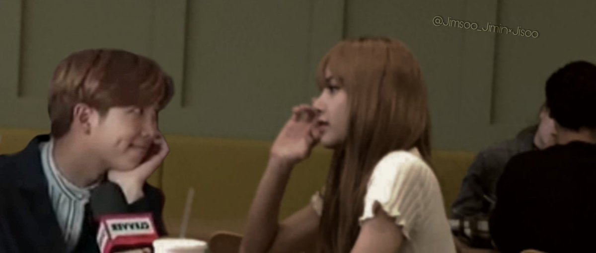 kthrpf2's tweet photo. when you and reporter:
Quando você e repórter:
#namlice #Namjoon #LISA #BLACKPINK #BTS #btsandblackpink #blackbangtan #pinkbangtan #bangtanpink https://t.co/ZUJsS97ITK