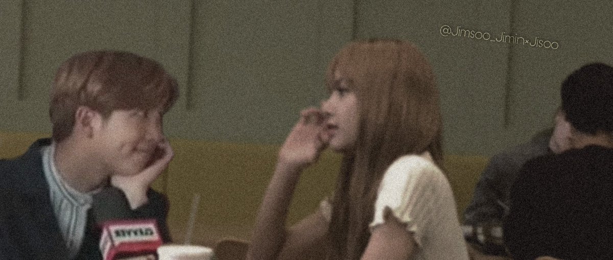 kthrpf2's tweet photo. when you and reporter:
Quando você e repórter:
#namlice #Namjoon #LISA #BLACKPINK #BTS #btsandblackpink #blackbangtan #pinkbangtan #bangtanpink https://t.co/ZUJsS97ITK