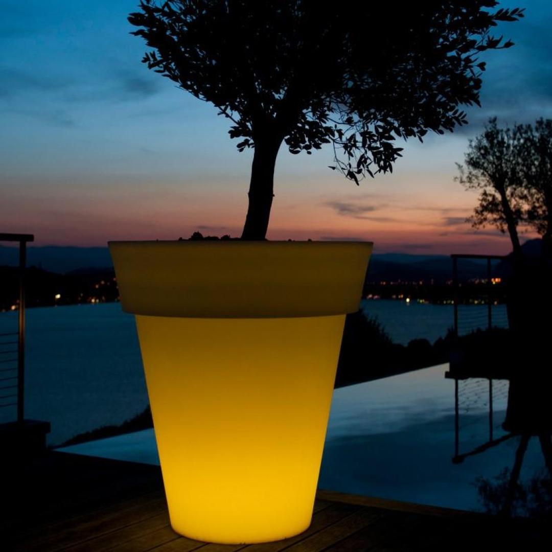 Light Up The Night With @smartandgreen.official GOTA Large Plant Pot. Find the entire Smart and Green collection NOW @everlights_  

#outdoorlighting #lighting #outdoorlights #lightingdesign #exteriorlighting #landscapelighting #ledlighting #gardenlighting #everlights