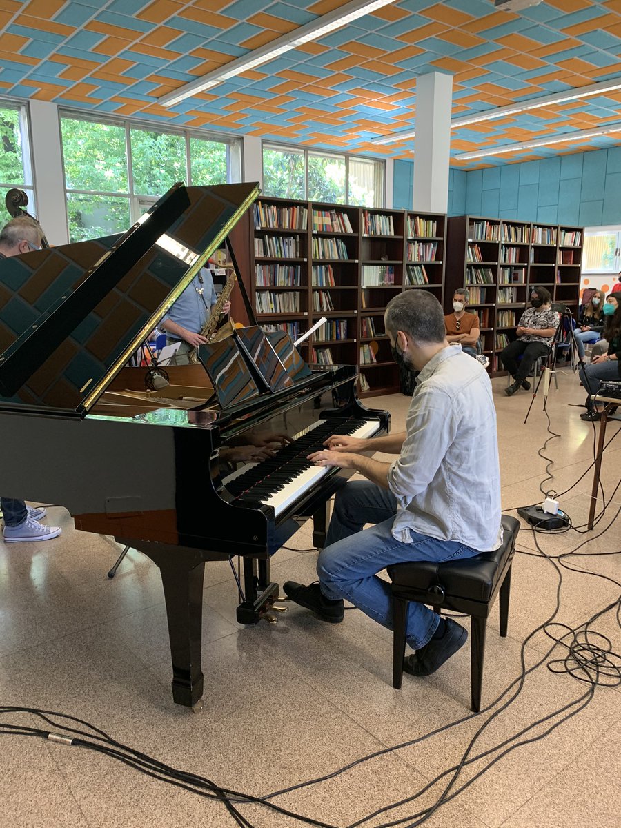 Metti una biblioteca con dei ragazzi e mettici dentro dei musicisti jazz: ne esce una mattina senza uguali, un’entusiasmante occasione per imparare. Eccola, la scuola che riparte