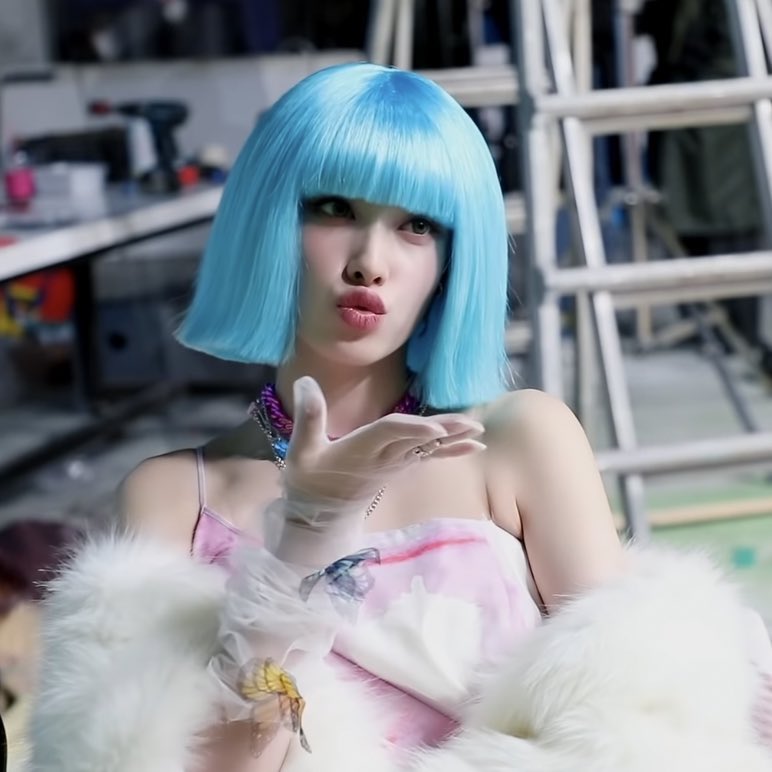 jayoonthinker's tweet photo. brain full of yoon with blue hair https://t.co/4bLiSplHmZ