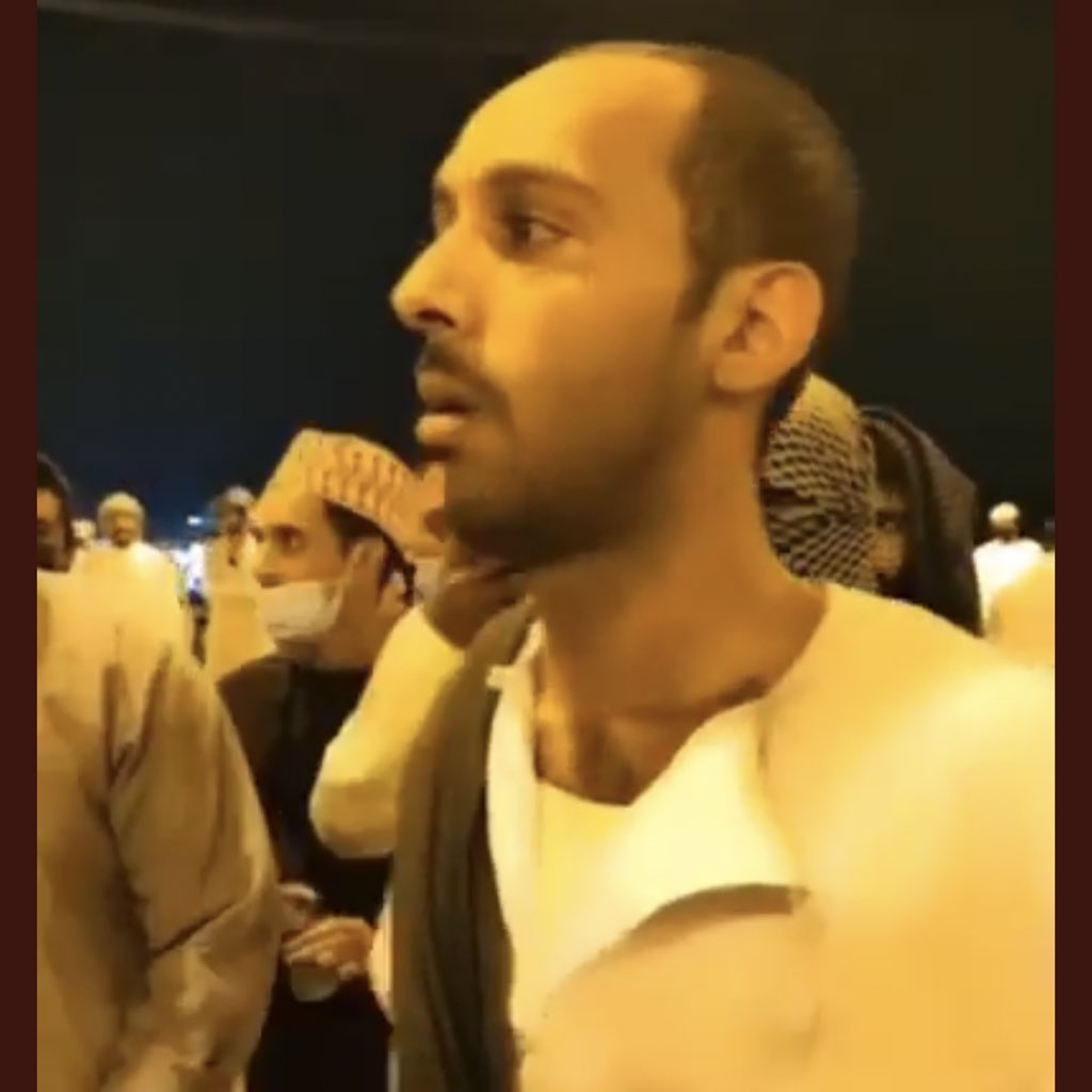 🔴 وسم #الحريه_لعبدالعزيز_البلوشي يتصدر الترند ويطالب المغردين فيه بالإفراج عن المواطن الذي قد شارك في التجمعات السلمية بولاية صحار وظهر في أحد فيديوهات التي تداولت بشكل واسع في مختلف وسائل التواصل الاجتماعي وكان يطالب بحقه وتضمنت مشاركة بعض المغردين بـ ( الرحمة فوق القانون )