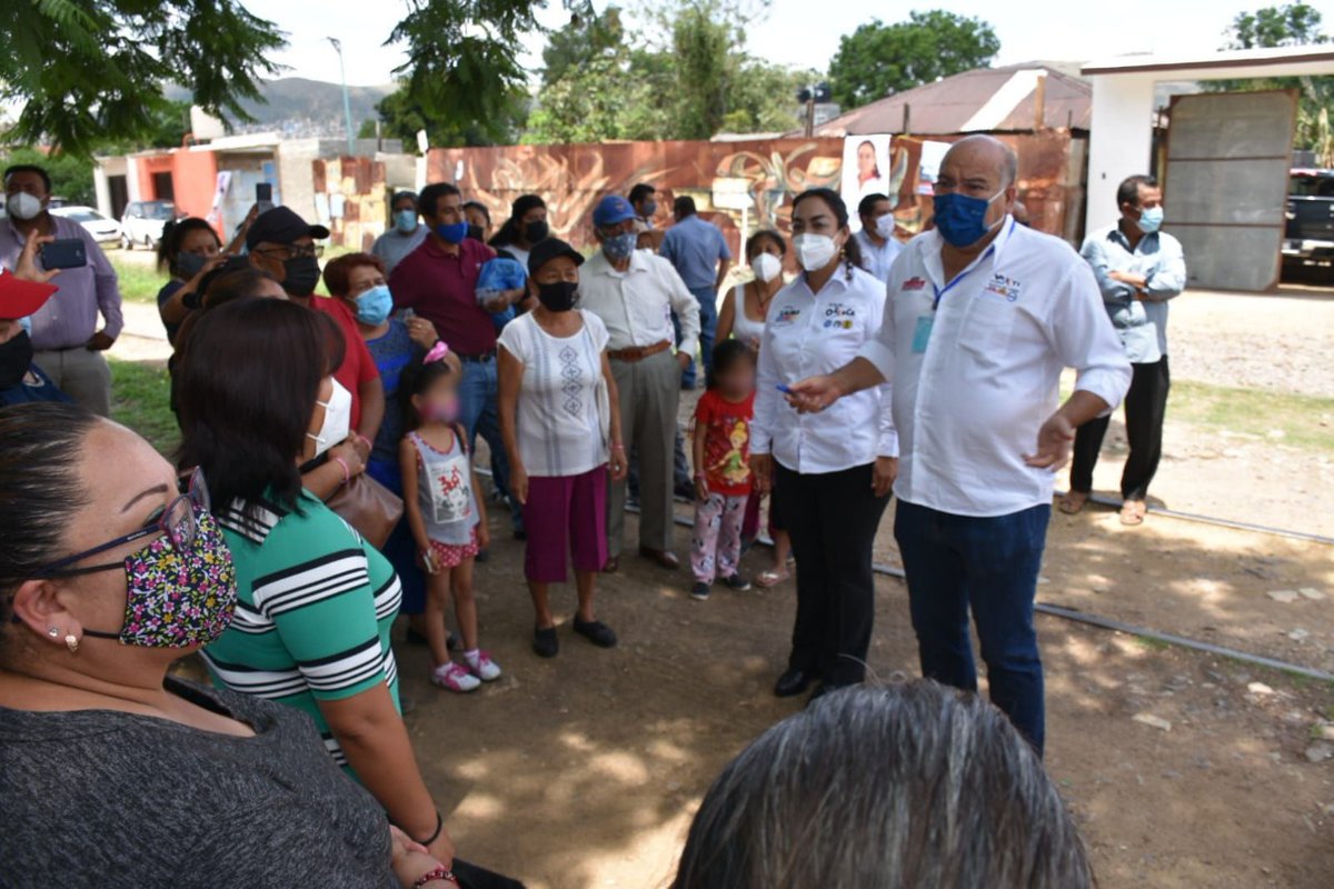 JavierVillacana's tweet photo. Una plática muy amena con amigas y amigos de la Unidad Ferrocarrilera, a quienes agradezco su afectuoso recibimiento y gran apoyo. Escuchamos sus inquietudes y les hablamos del proyecto que juntos encabezaremos para mejorar nuestro municipio. #VaPorOaxacaDeJuárez https://t.co/a24hd2jMGl