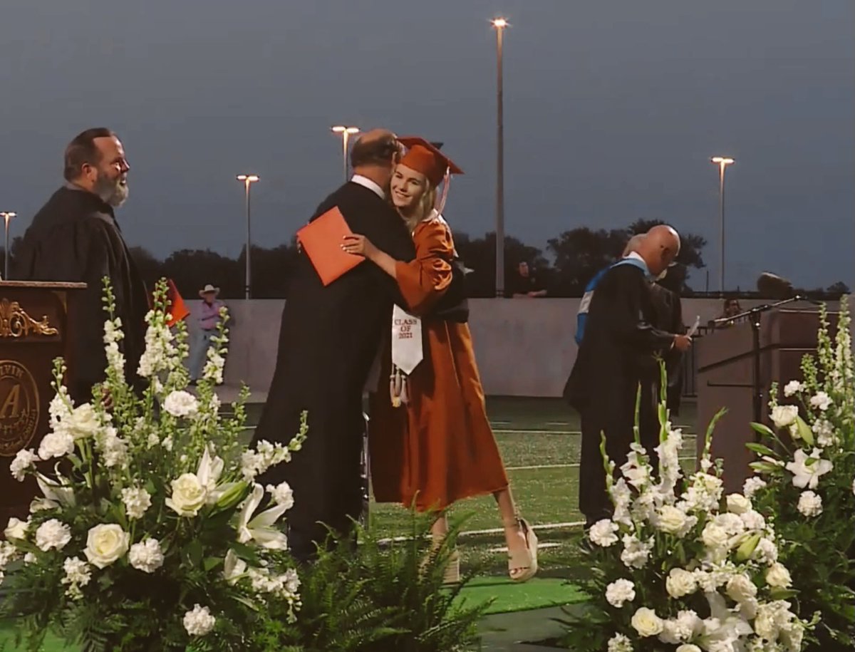lindsparthum's tweet photo. My days of wearing burnt orange are over! 🎓🥳 #gigem #classof2021 https://t.co/rrDEKgHvuy