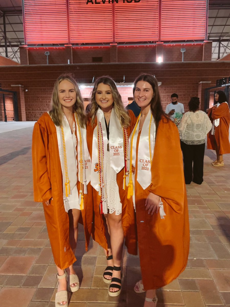 lindsparthum's tweet photo. My days of wearing burnt orange are over! 🎓🥳 #gigem #classof2021 https://t.co/rrDEKgHvuy