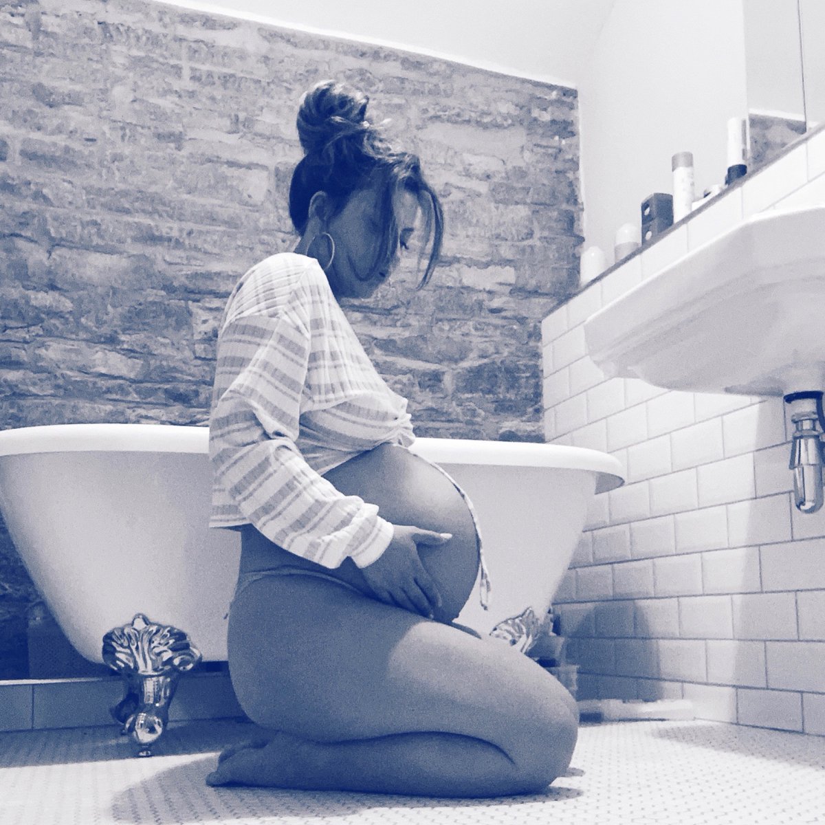 It’s like a less funny version of the seahorse scene from Friends here! think Its time I put out a formal apology to those that either say“she’s way too comfy in there”or “she’ll be here when she’s ready” to me- I can not be held responsible for my tone or attitude at this time