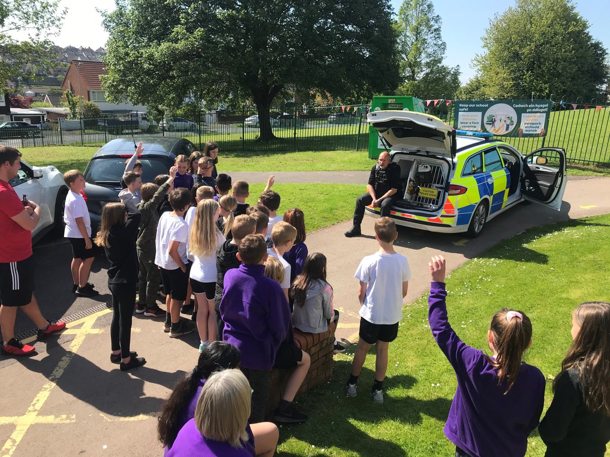 Alex had an amazing morning at @GlasllwchP with our @MinipoliceR #HeddluBach Year 5 Class. We learned about the @gpdogsection, what dogs they havem who they are & how they work... then a special guest appeared, so Q&A time outside with PC Nicholls & PD Ryker! #WhatADay