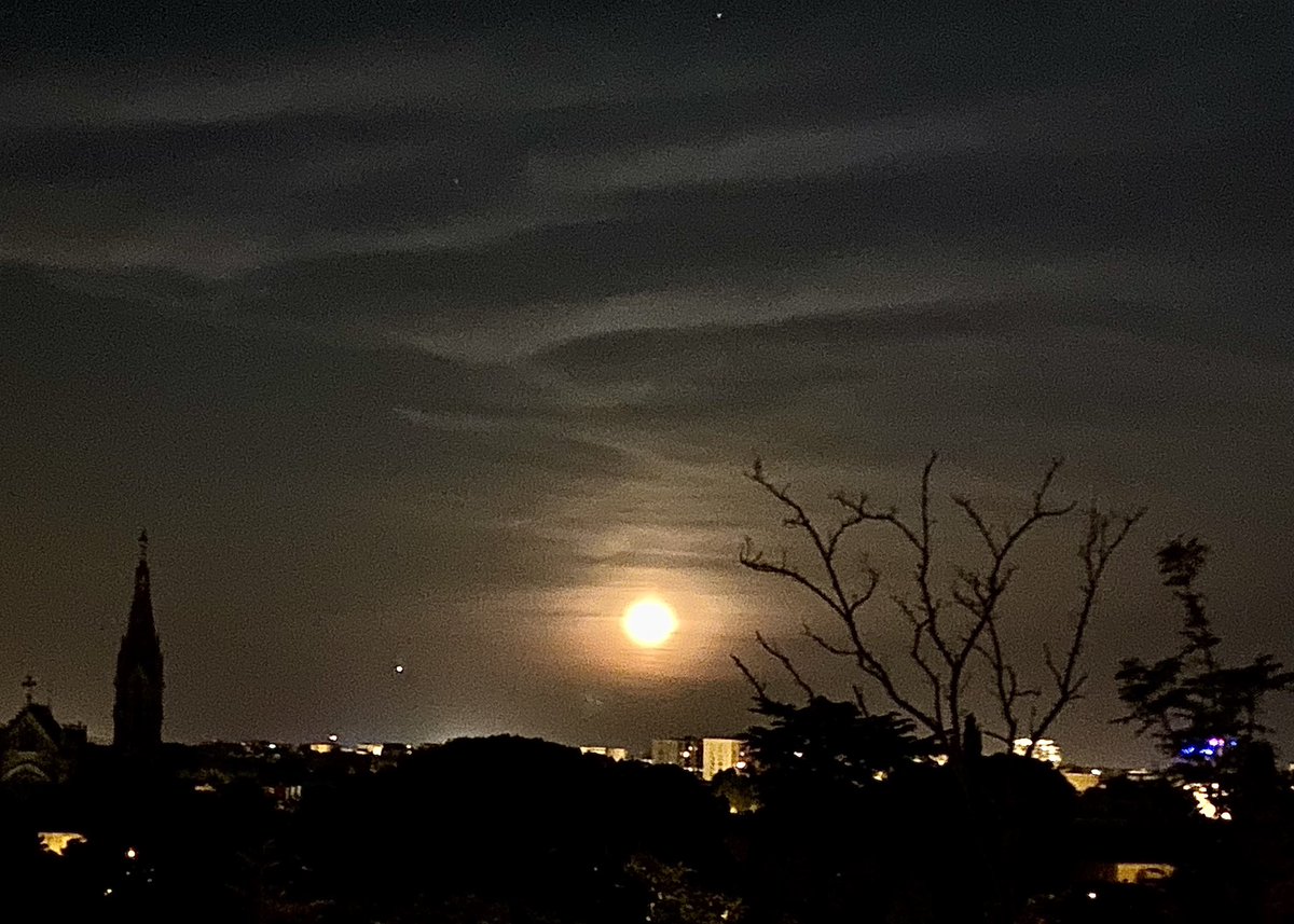 JaklineM's tweet photo. 🌜 Parfois le lever de lune prend des airs de coucher de soleil 🌛
#Montpellier #moon #supermoon #superlunerose https://t.co/QOuCOo7Qf1
