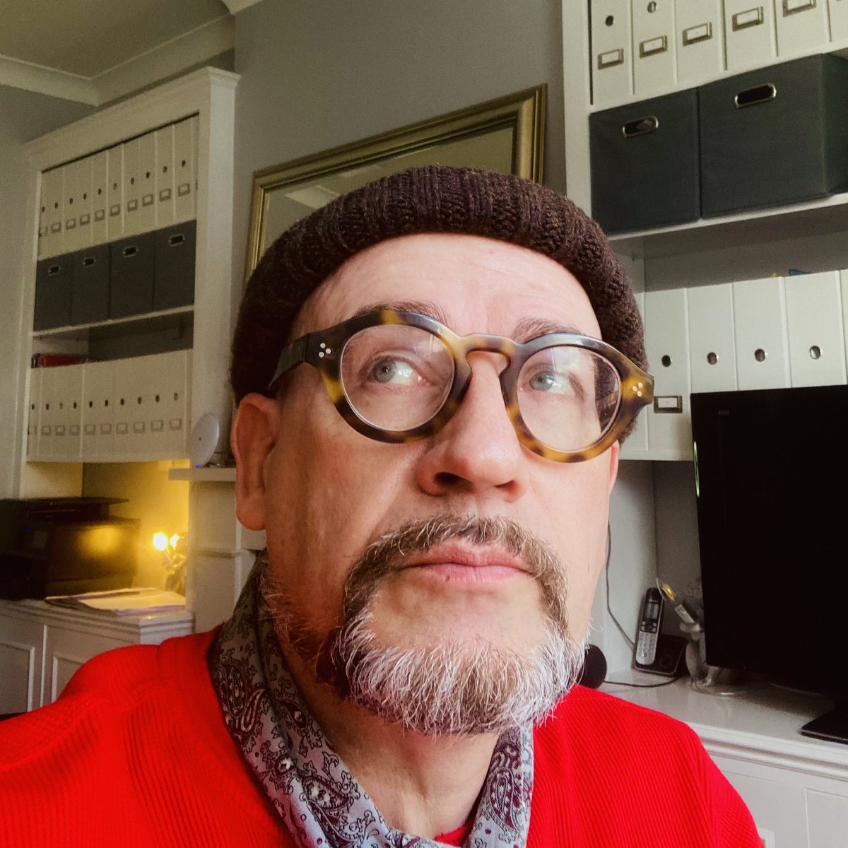 Hatdandy's tweet photo. IT REALLY IS MAY ....REALLY
.
So why am I still wearing a scarf and my favourite @uniqlo_uk beanie??
.
Roll on summer weather this weekend hopefully
.
#Hatdandy #Nellythehat #beaniehat #whitebeard @theoeyewear #summertime #heatwave https://t.co/jEeD8JFBgZ