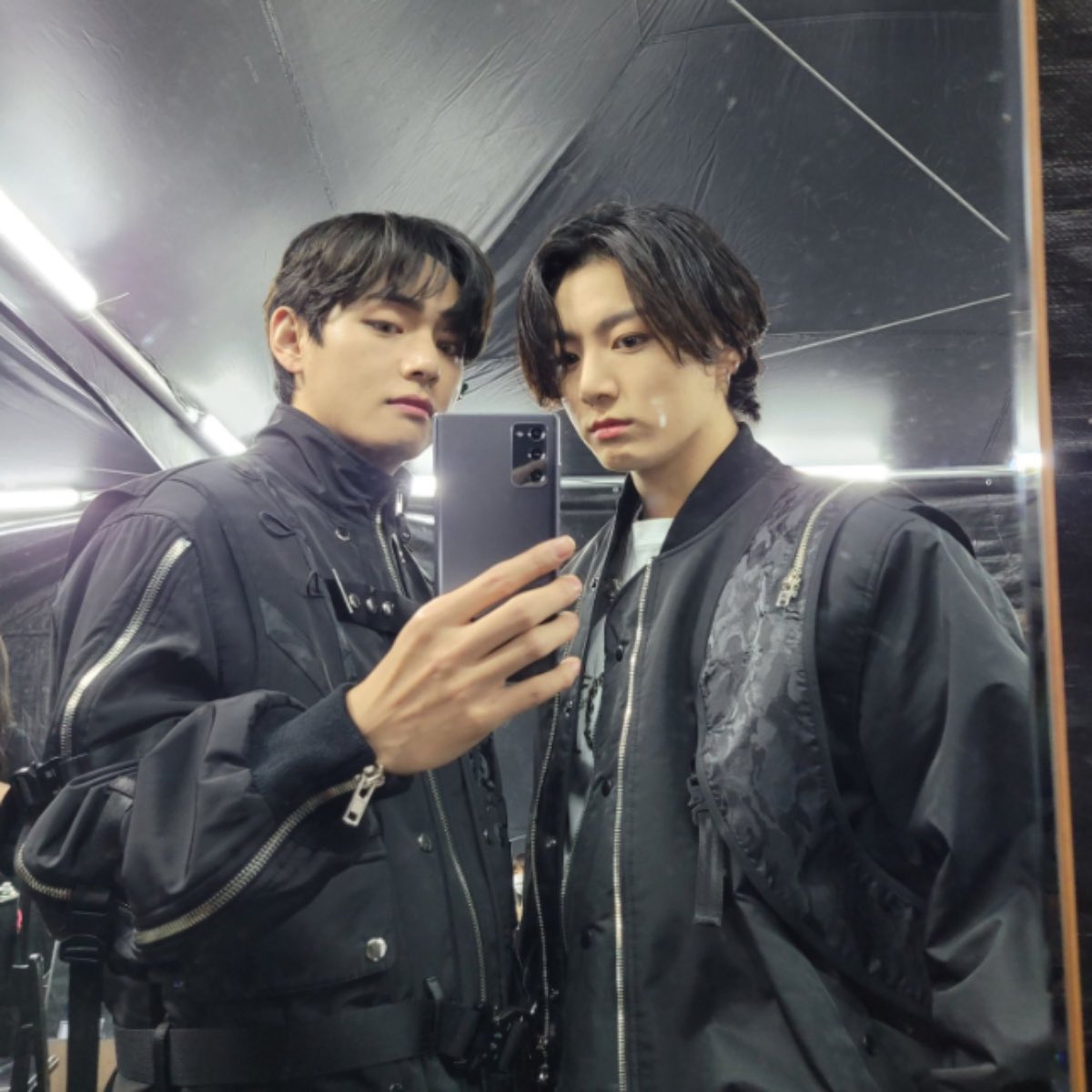 taepvssy's tweet photo. vkook rlly gave us selca of the century huh 🤔 https://t.co/6QH01tYwEI