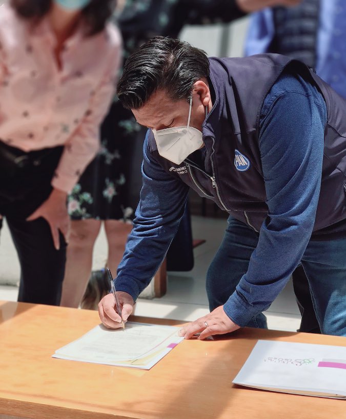 ErnestoSR_MX's tweet photo. 👉🏻Hoy firme el Pacto por la Primera Infancia con la fundación @DeCeroATres, junto con @gonzalo_espina quien desde el congreso se encargará de vigilar el desarrollo pleno e integral de la infancia como una de las prioridades del gobierno. 

#SíHayDeOtra #Cambiemos https://t.co/bHML6DfUqL