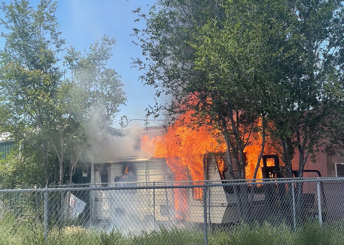 SLCScanner's tweet photo. #SSLFD 3336 S Main St. Crews dispatched to a #StructureFire On arrival they located a trailer fully engulfed. This was a #1AlarmFire and crews managed to get this extinguished before it extended to the nearby structure. @k_garza94 https://t.co/pmNNrx0tee