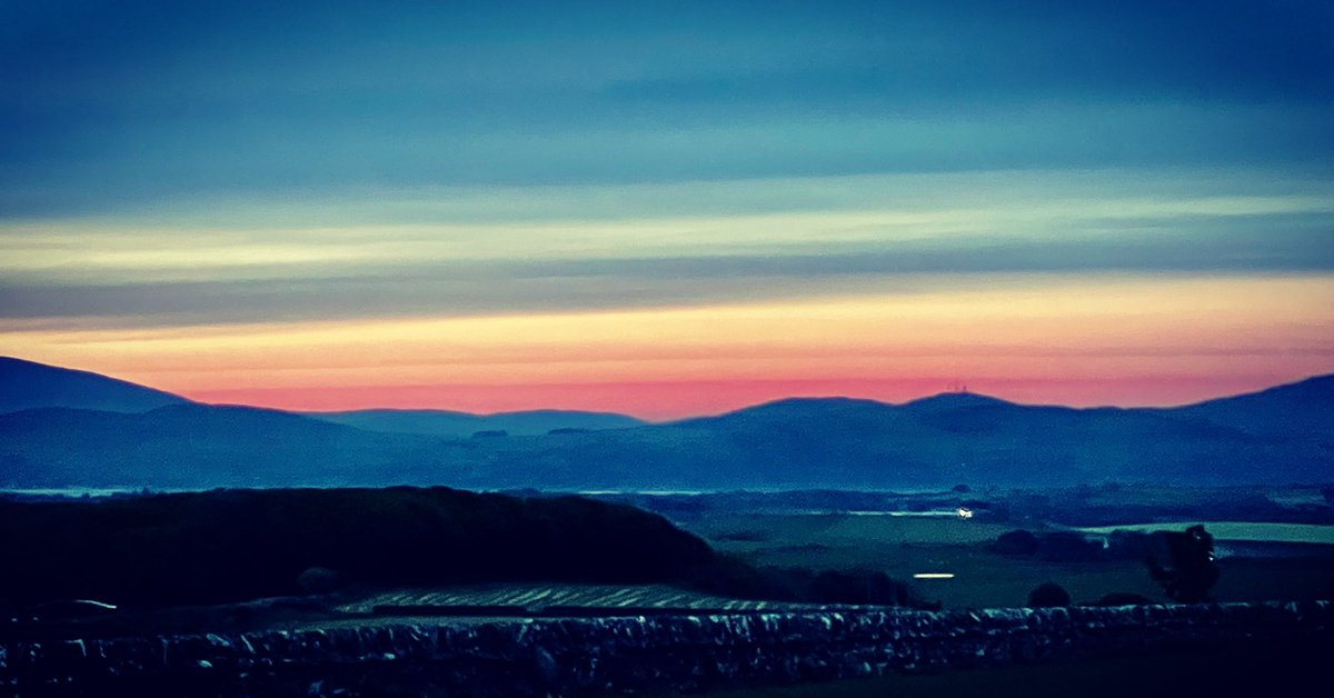 HSmithArchitect's tweet photo. Tonight’s #stripey #sunset over the #machars #gallowayhills #wigtownshire #dumfriesandgalloway https://t.co/W3Oc4ZsvKc