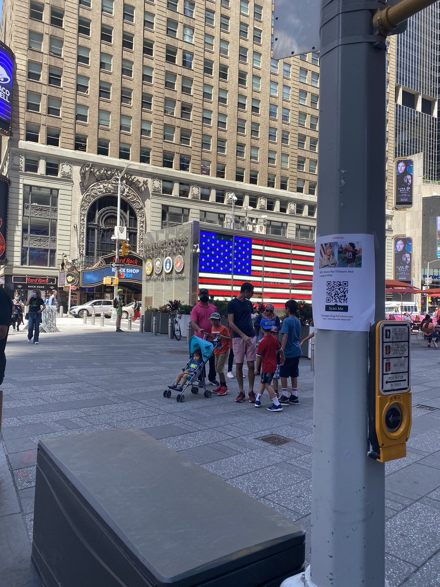 seanzwilson's tweet photo. Spreading the word in NYC π @NFL @nflcommish #NFL #NFLRetire40 #Retire40 #PatTillman #PT40 βπΌπ in bio https://t.co/71P34YHaKJ