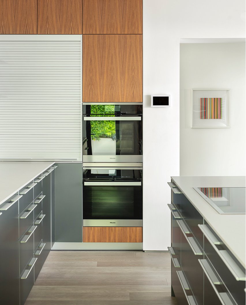 Are you a dine in or take out person? 
Project details: @abramsonarchitects @magnidesign
Photo: <a href="/manololangis/">Manuel Herrera</a> 
.
.
.
#Modaainc #Modaaconstruction