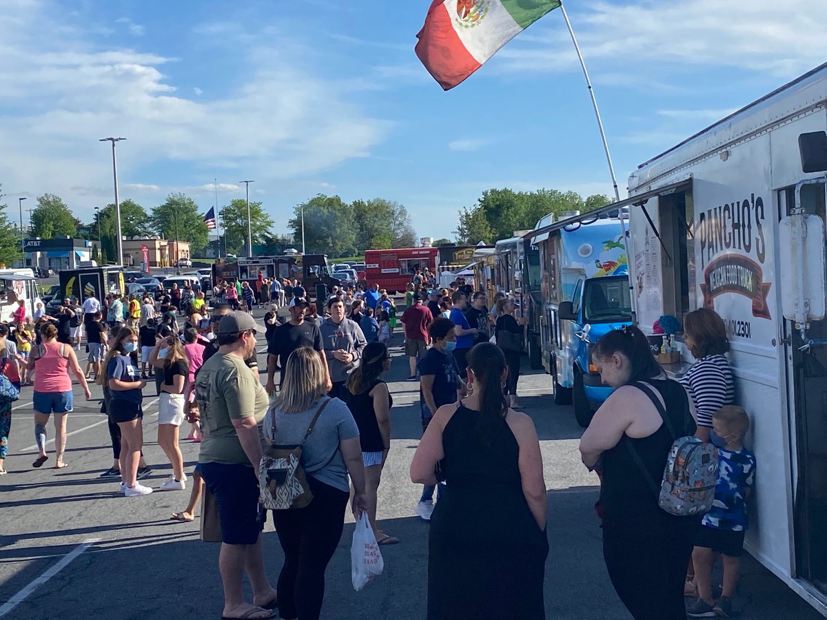 joeduceyreports's tweet photo. The @69News @DorneyParkPR ”Food Truck Food Drive” is in full swing at South Mall. Some food trucks like @KONAICE and @TakeATaco are donating $$ to an area food bank to help fight food insecurity. Food, music, good crowd! Giving back never tasted so good! https://t.co/pNKPp9tBRx