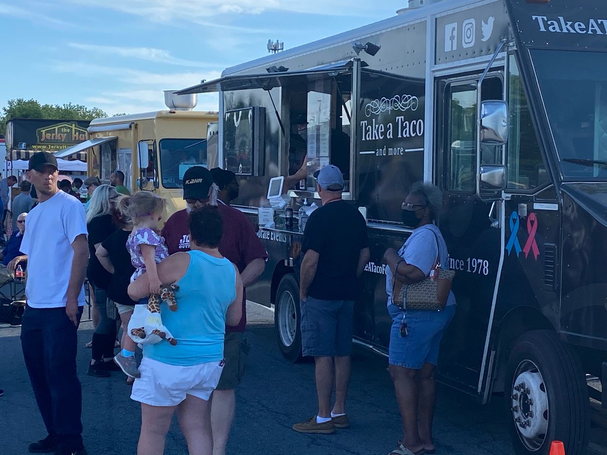 joeduceyreports's tweet photo. The @69News @DorneyParkPR ”Food Truck Food Drive” is in full swing at South Mall. Some food trucks like @KONAICE and @TakeATaco are donating $$ to an area food bank to help fight food insecurity. Food, music, good crowd! Giving back never tasted so good! https://t.co/pNKPp9tBRx