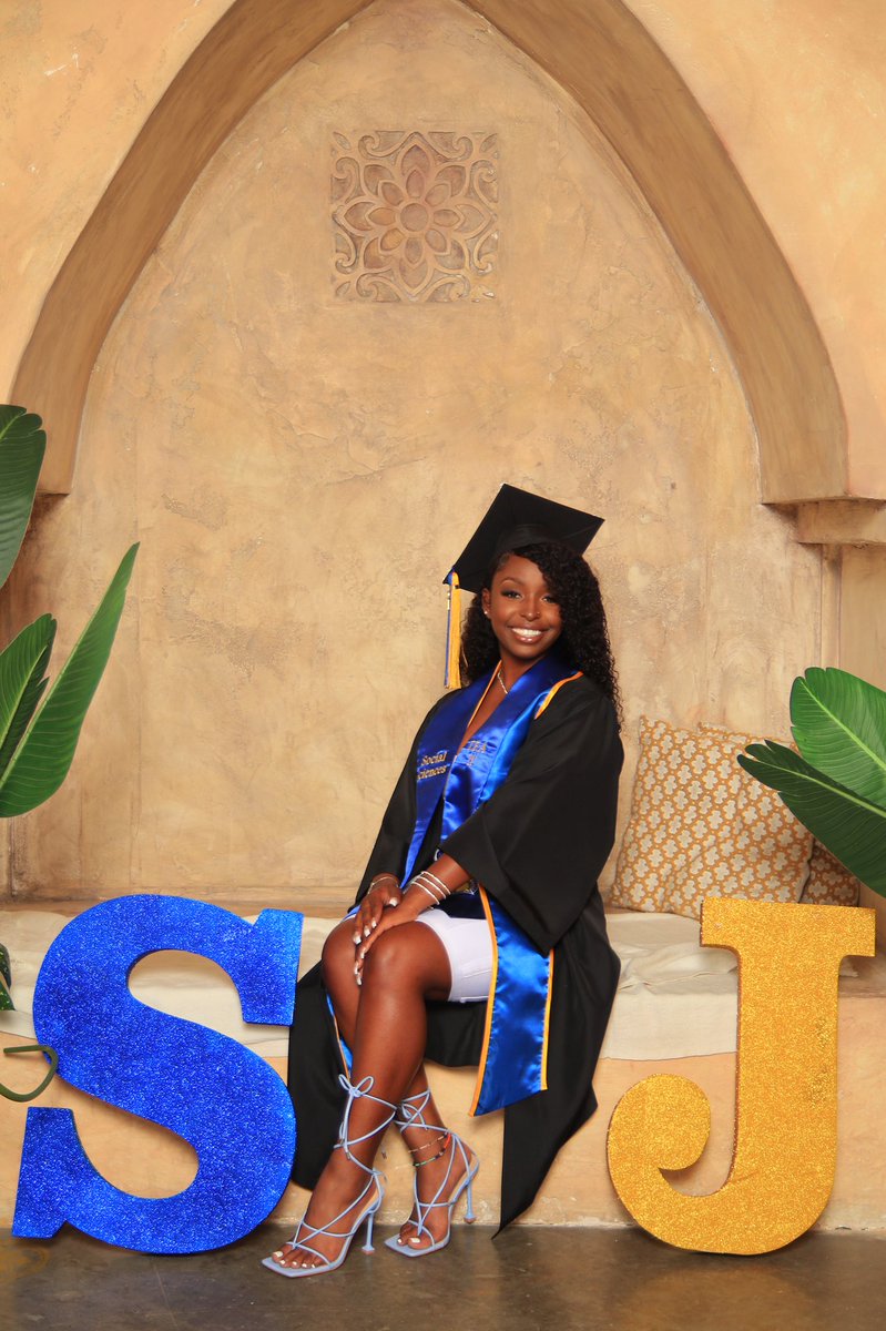 madeinn_indiaa's tweet photo. It’s official 💙👩🎓 SJSU ALUMNA
I can finally say “I’m a teacher NO drama” 🍎
#LLDN https://t.co/WuaAB9Vbtn