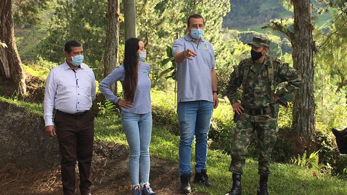 Corantioquia's tweet photo. Sabías que en Gómez Plata, existe el sendero ecológico Ibamapur. Hoy recorrimos este importante espacio de conservación de la fauna y la flora, en compañía de señor Alcalde y del @Ejercito_Div7
#LaDirectoraContigo. https://t.co/vJl51PJjye