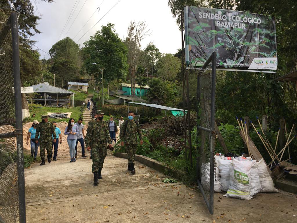 Corantioquia's tweet photo. Sabías que en Gómez Plata, existe el sendero ecológico Ibamapur. Hoy recorrimos este importante espacio de conservación de la fauna y la flora, en compañía de señor Alcalde y del @Ejercito_Div7
#LaDirectoraContigo. https://t.co/vJl51PJjye
