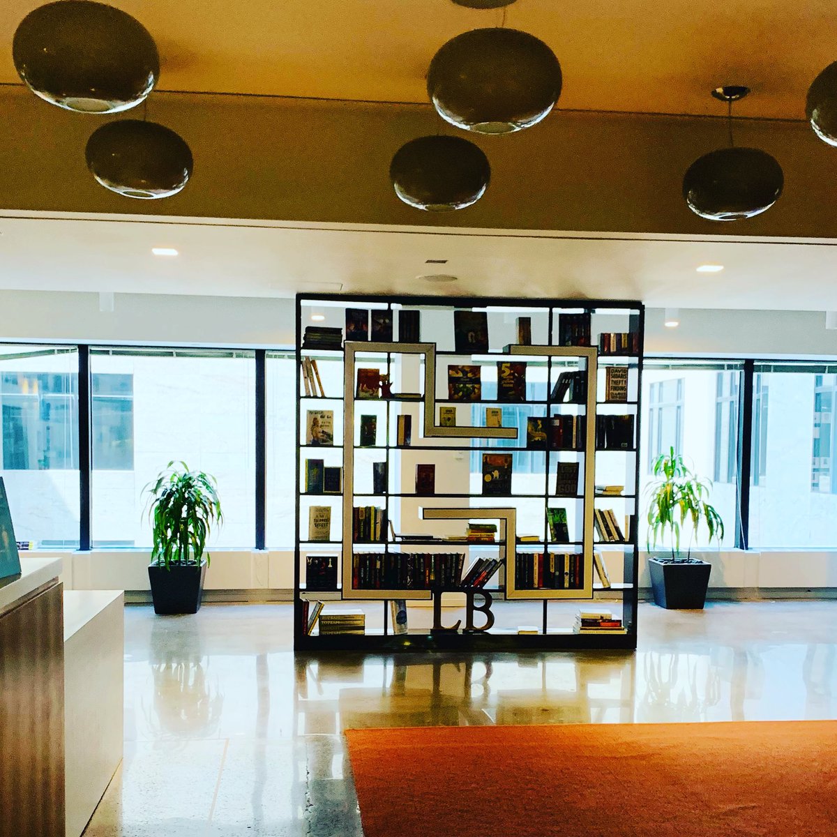 BostonDaniel22's tweet image. The lobby of my office looks so sad.