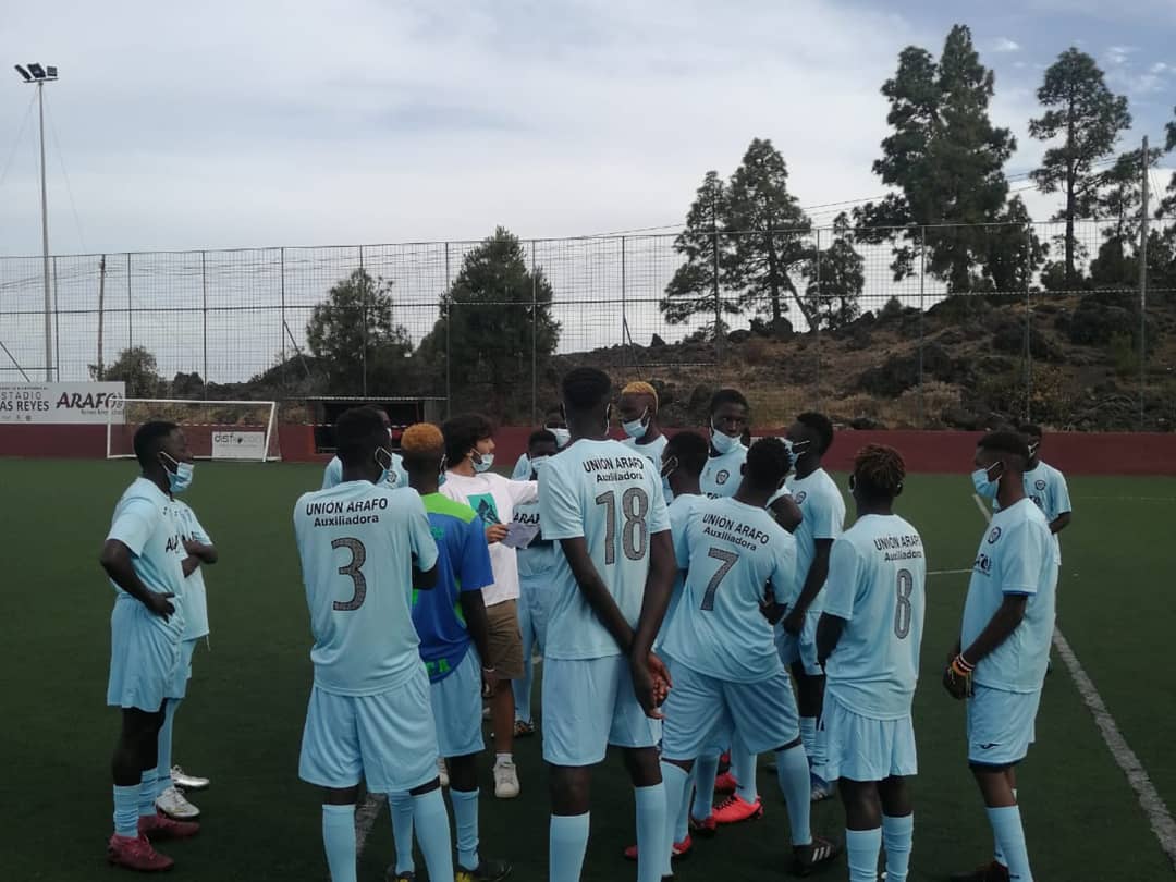EArafero's tweet photo. Nuestro granito de arena en, pro de perpetuar sus sonrisas, va en forma de equipaciones. Estos campeones lucirán, por siempre, los colores y el escudo de nuestra Escuela.
Suyas son. https://t.co/eZW8NWYWLE