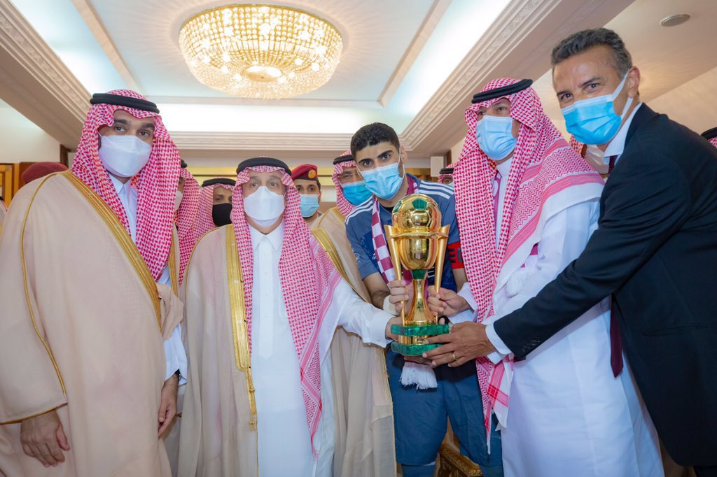 saudiFF's tweet photo. رئيس الاتحاد السعودي ياسر المسحل يهنئ فريق الفيصلي بتتويجه بطلًا لكأس خادم الحرمين الشريفين. 
🌐◀️ https://t.co/wqnnyzQ5RY https://t.co/F6AVSDaNIO