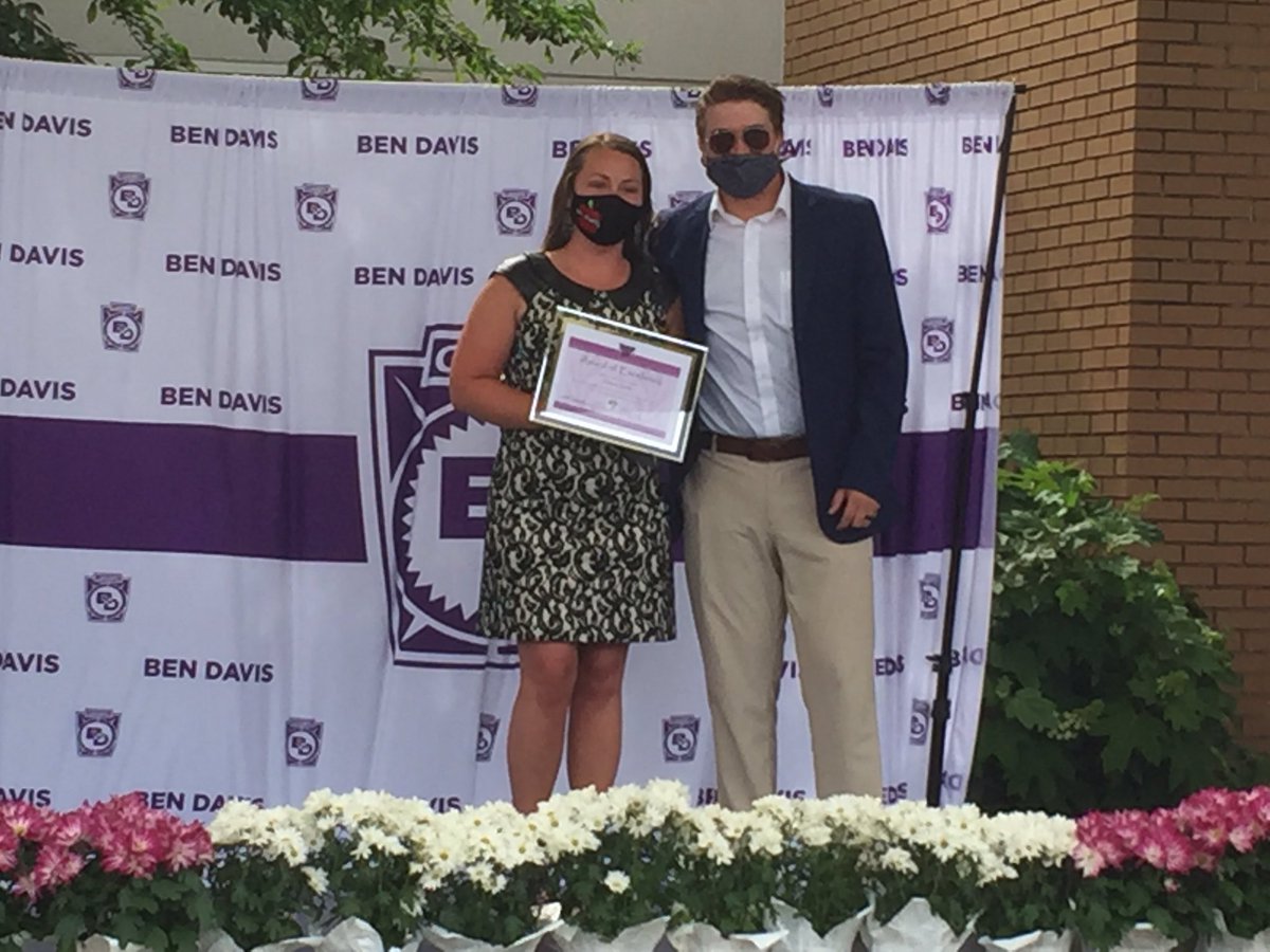 BPEKnights's tweet photo. Congratulations to Bridgeport Elementary‘s Teacher of the Year, Mrs. Shaffer!  #GreatTeacher #SecondGradeRocks #WeAreWayne https://t.co/MJBfP05EAq