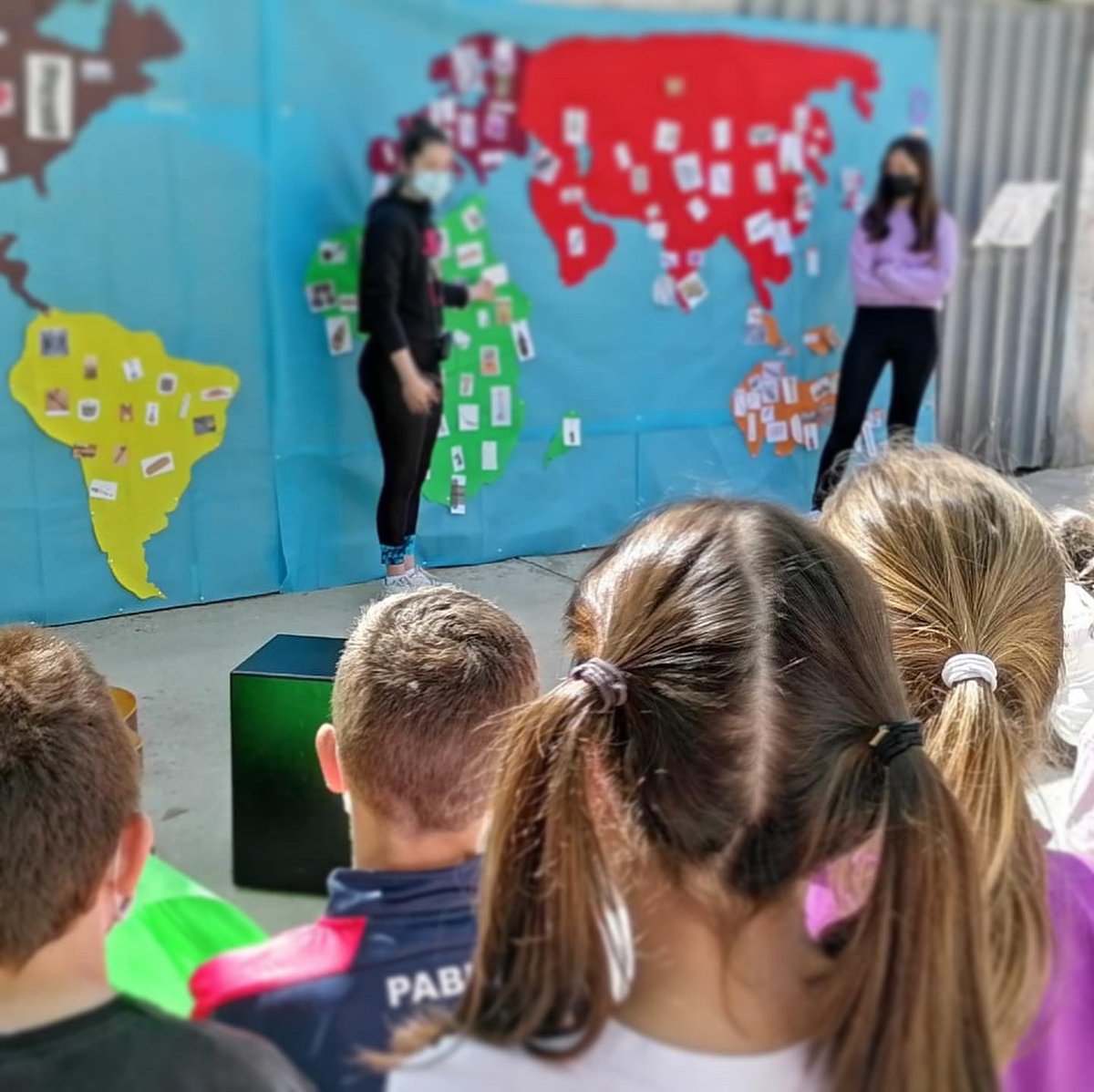 MusiTeixe's tweet photo. Quan un col.le i un institut caminen junts passen coses boniques. #lamusicaqueensuneix @fib_ies @CeipTeixereta https://t.co/n84aqCuu9m