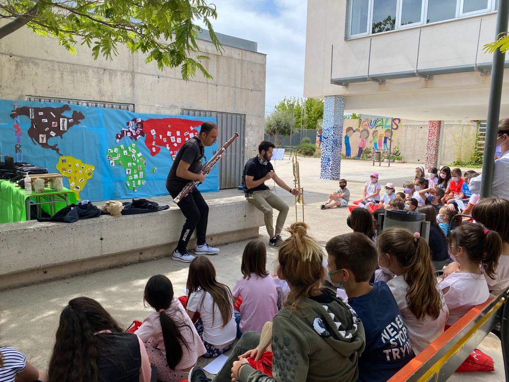 MusiTeixe's tweet photo. Quan un col.le i un institut caminen junts passen coses boniques. #lamusicaqueensuneix @fib_ies @CeipTeixereta https://t.co/n84aqCuu9m