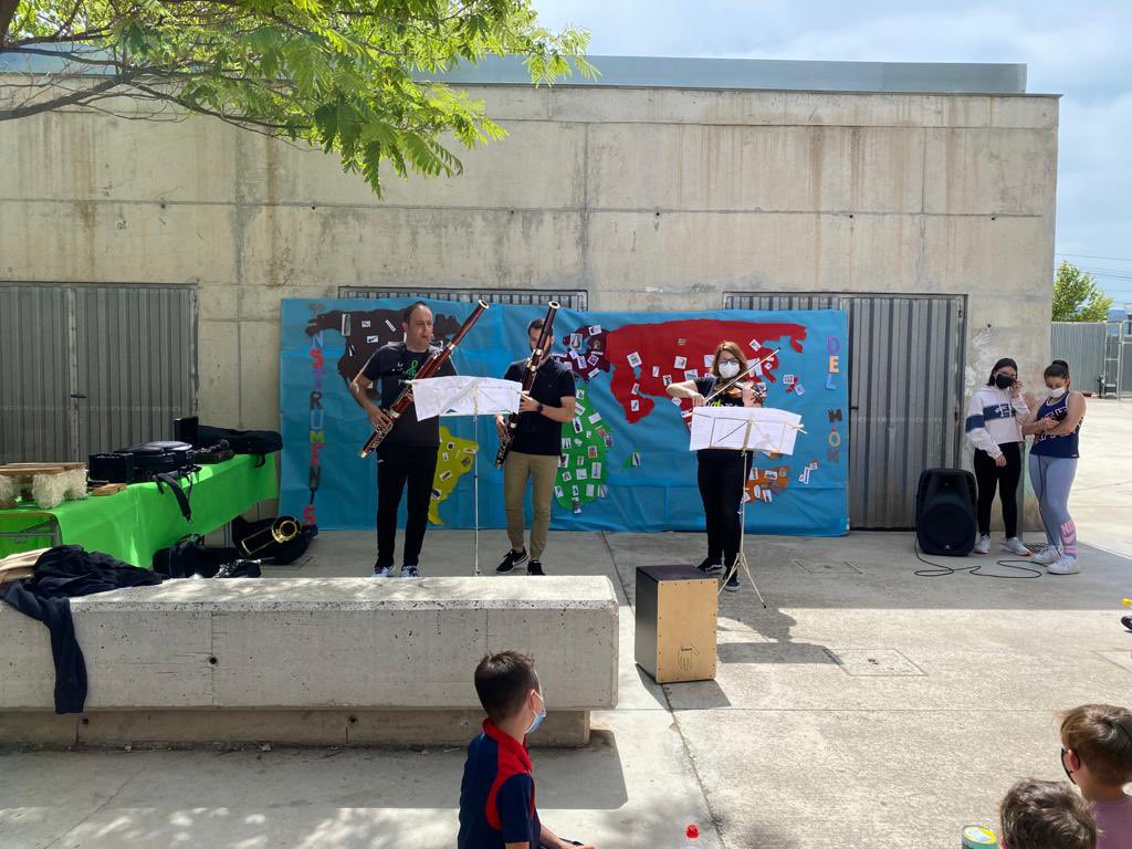 MusiTeixe's tweet photo. Quan un col.le i un institut caminen junts passen coses boniques. #lamusicaqueensuneix @fib_ies @CeipTeixereta https://t.co/n84aqCuu9m