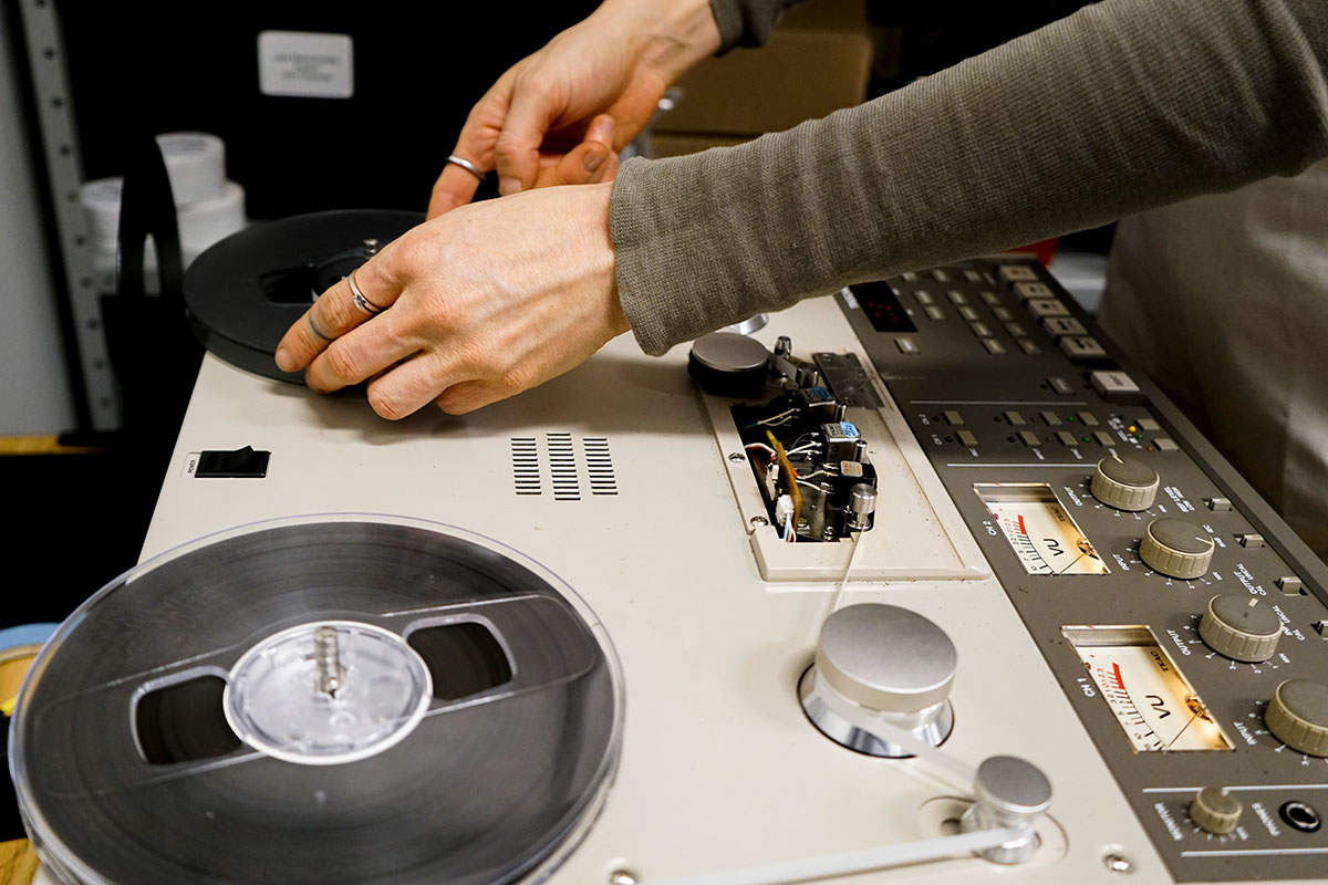 Attention library science students! We have a new internship opportunity this summer focused on audiovisual collections care. It’s 10 weeks with a stipend of $700/week.

Learn more (under "Archives Collections Care”): folklife.si.edu/jobs

#MLIS #LIS #ArchivesJobs