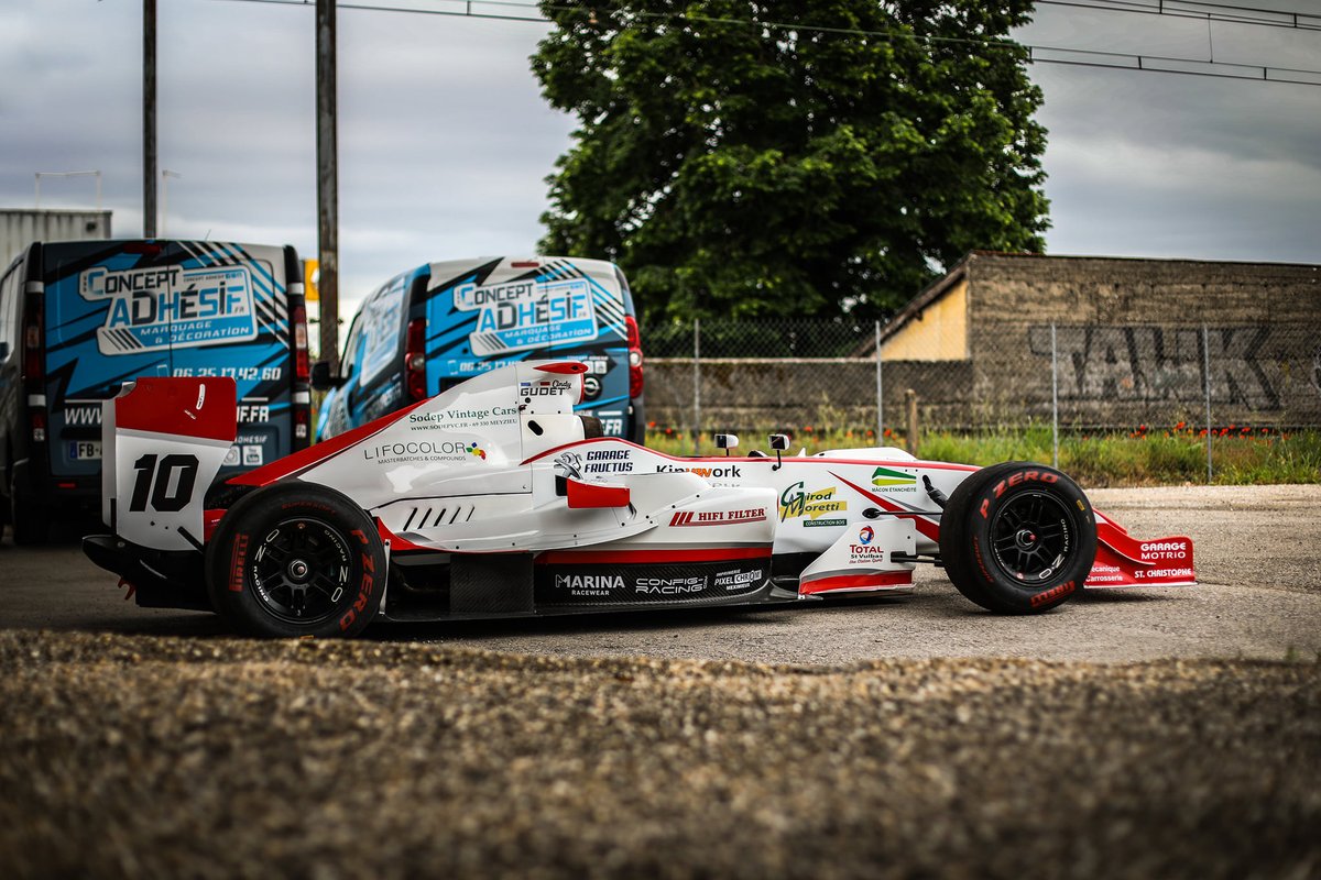 HillClimbLocura's tweet photo. La Campeona francesa de Montaña CINDY GUDET presentó los nuevos colores de su precioso FORMULA TATUUS MASTER para la temporada 2021 que ésta a pocas fechas de comenzar en el país vecino. Luce espectacular éste monoplaza! #HillClimb  📸: @NicolasMillet25 https://t.co/5DBXAprHb8