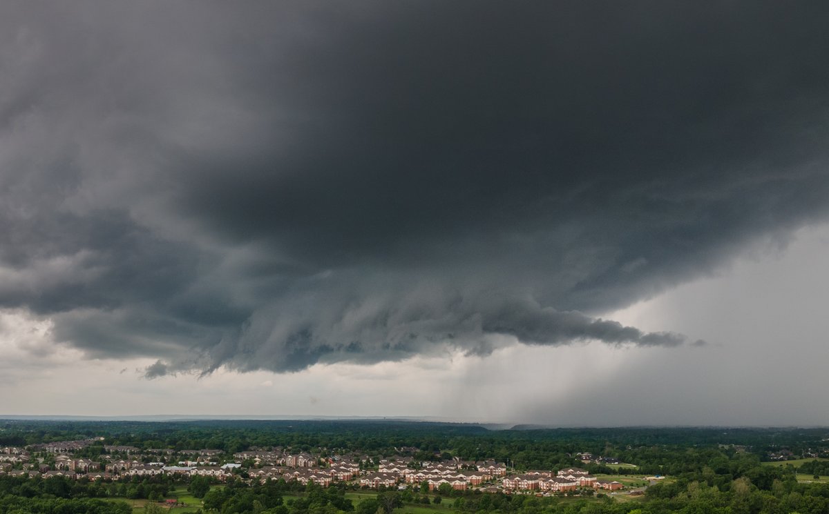 DamagedSky's tweet photo. Storm just north of Fayetteville had "that look" for a sec. #arwx @VortexChasing @5NEWSGarrett @weatherdan https://t.co/zXoSjkA2i2