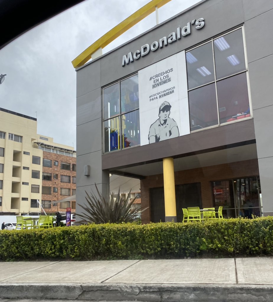 WonderMafe's tweet photo. Pasé por el McDonald’s de la 140 y me encontré que están a favor del paro.

Algo tiene que estar muy roto y muy podrido en una sociedad para que McDonald’s, el epitome del capitalismo, esté a favor de una protesta social. https://t.co/kD62xzaf0U