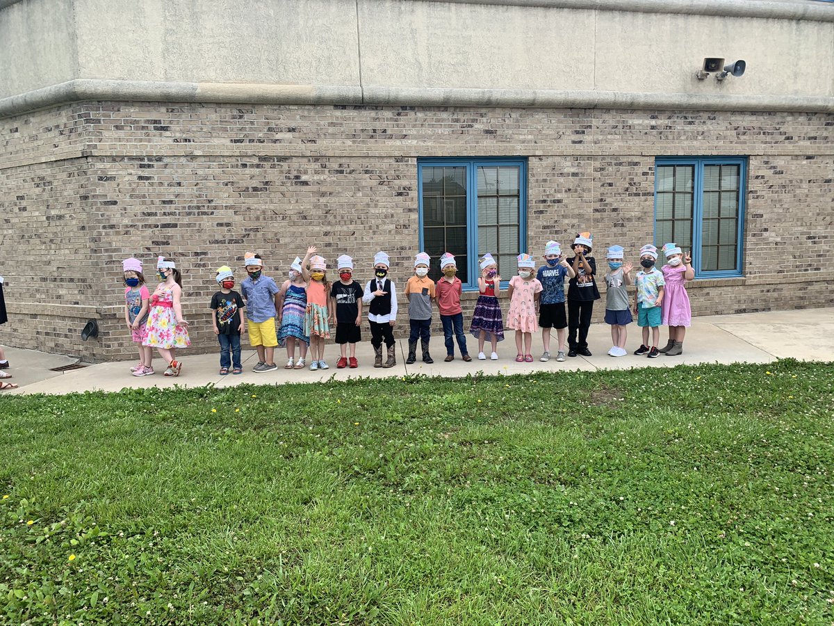 MrsJohnsonPreK's tweet photo. Preschool Grad Walk! I’m not ready to let these sweet students go on to Kindergarten! #WeAre409 #NotYourAverageAviator @409Aviators https://t.co/5hCKJboF9m