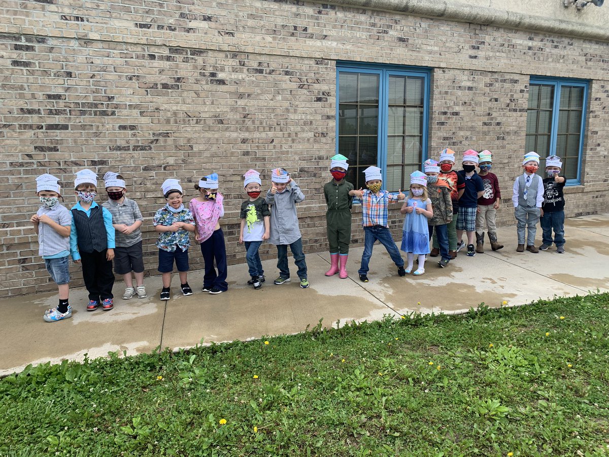 MrsJohnsonPreK's tweet photo. Preschool Grad Walk! I’m not ready to let these sweet students go on to Kindergarten! #WeAre409 #NotYourAverageAviator @409Aviators https://t.co/5hCKJboF9m