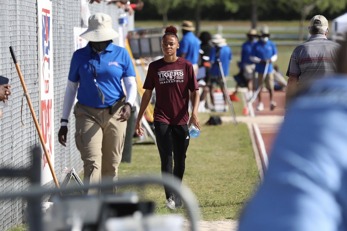 Cville_XCTrack's tweet photo. Haley Payton and is 🔒 in!! She will be jumping in the second flight in the triple jump! 📸

🕠 5:30 CST
📍 Gulf Shores, Ala.
📊 https://t.co/DWiYi38u9R
#️⃣ #WeAreCU #NAIATrack https://t.co/WemLqY3Qo1