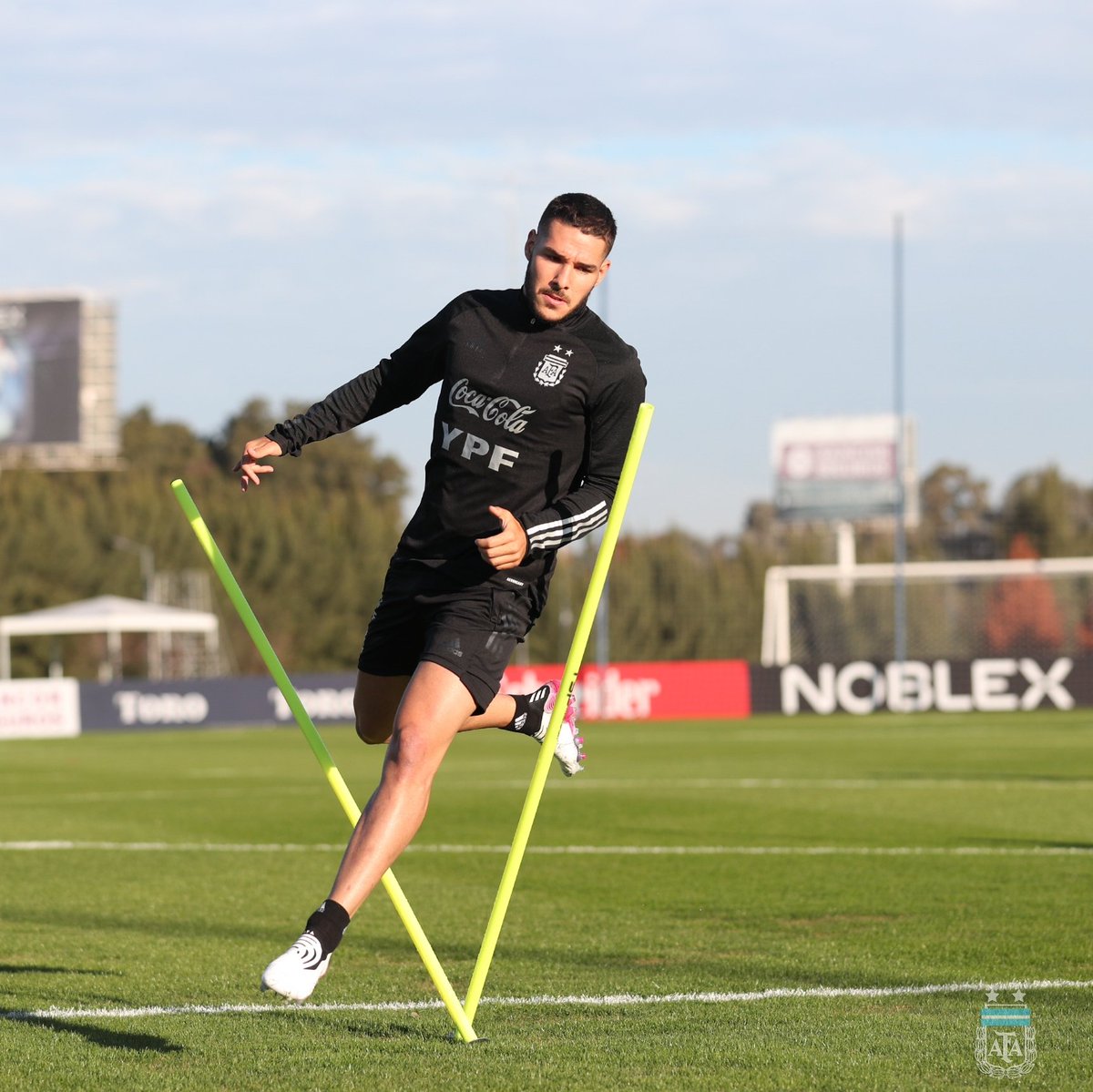 Argentina's tweet photo. #SelecciónMayor Labores técnicas,  de coordinación y mucho fútbol para un nuevo día de actividades ⚽️🙌🏼

#VamosArgentina 🇦🇷 https://t.co/lbpHYKeYSB