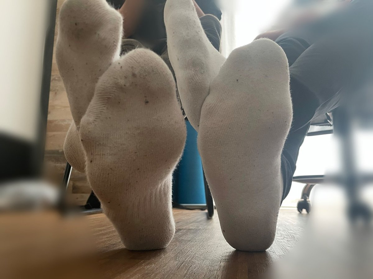 MasterMask00's tweet image. Runter mit euch und sniffen! 😈 @boyfeetsoxtram1

#master #findom #masterboy #sniffmysocks #nikesocks #adidassocks #teenfeet #zahlschwein