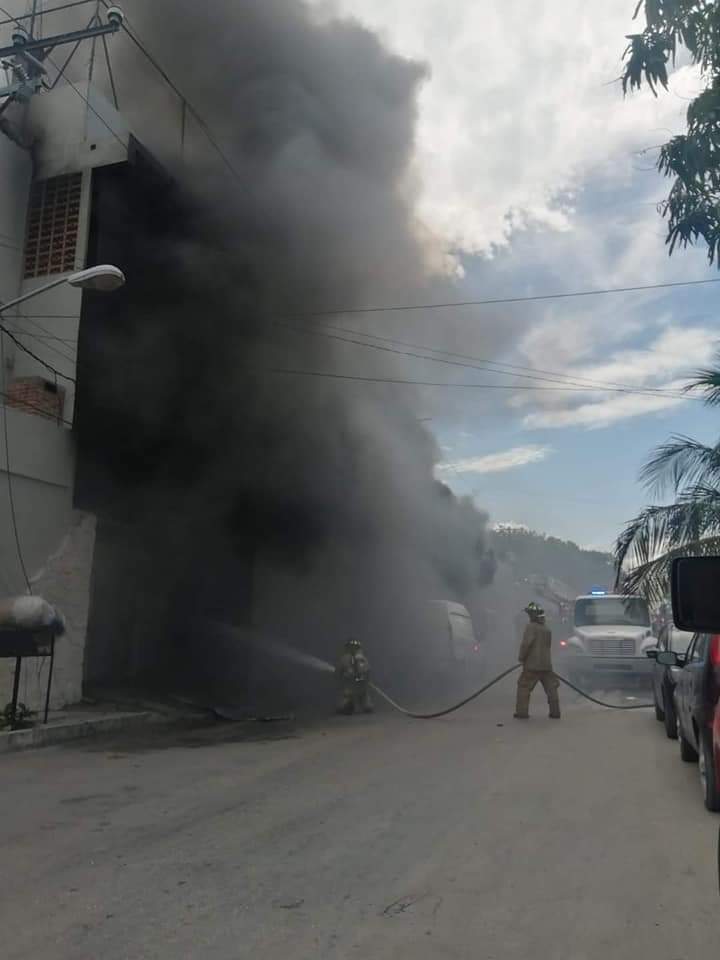 el_sureste's tweet photo. Voraz #incendio en vivienda moviliza a bomberos en la colonia #Ejidal en #PlayadelCarmen
https://t.co/H0r1MR52ZV https://t.co/R0ucDXqokm