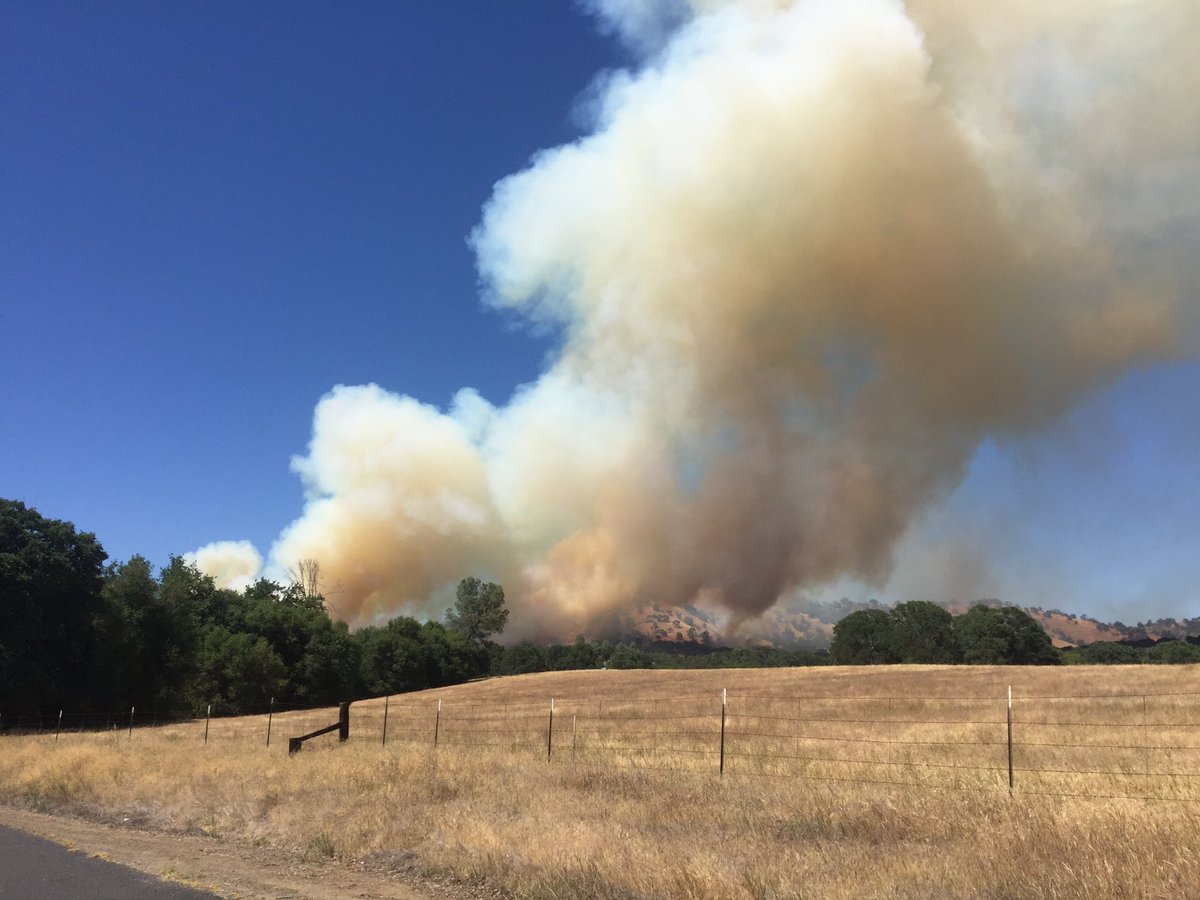 #LiveOakFire #MariposaCounty happens to be close my house. This was five minutes ago 🤦‍♂️
