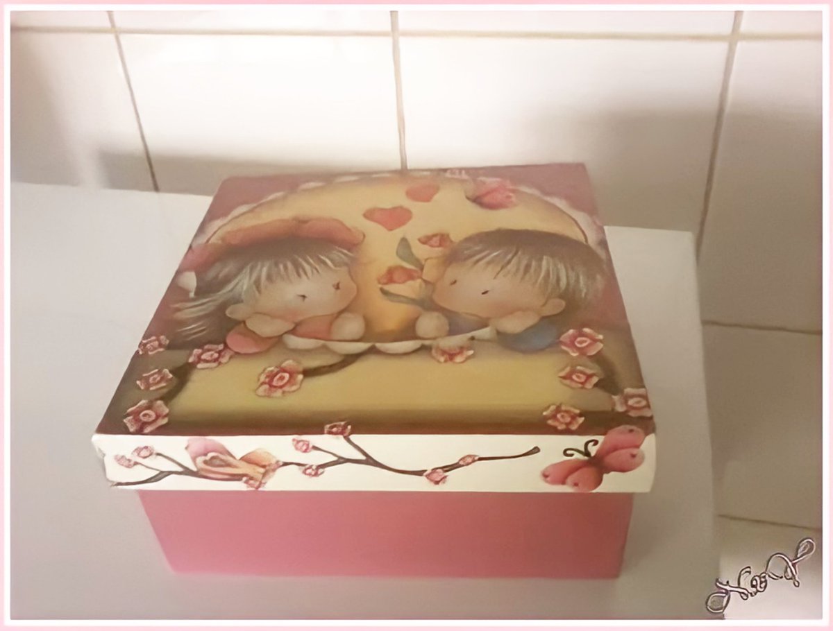 Oops_Neh's tweet photo. Mais detalhes desse trabalho que é só amores 😍😍😍

Caixa presenteável para o dia dos namorados 💞
⚠️última semana para encomendas!

🍬🍭Sweet Art Gallery 🍭🍬
 A vida é fazer arte!

#artesanato #diadosnamorados #presenteiequemvocêama https://t.co/UDZYkrSJL3