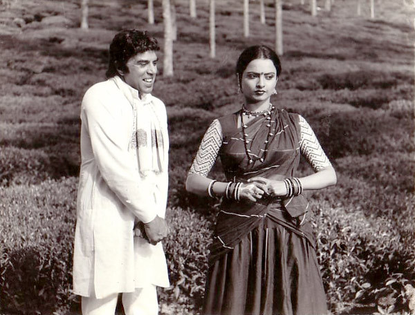 sowika71's tweet photo. #38YearsOfGhazab #28May1982
#Dharmendra #Rekha #Ranjeet #Jagdeep #ArunaIrani
#AnandBakshi #LaxmikantPyarelal
#CPDixit #Bollywoodflashback https://t.co/BI22uq8XR0